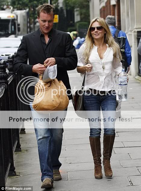 O casal Henry e Geri passeando após um test-drive